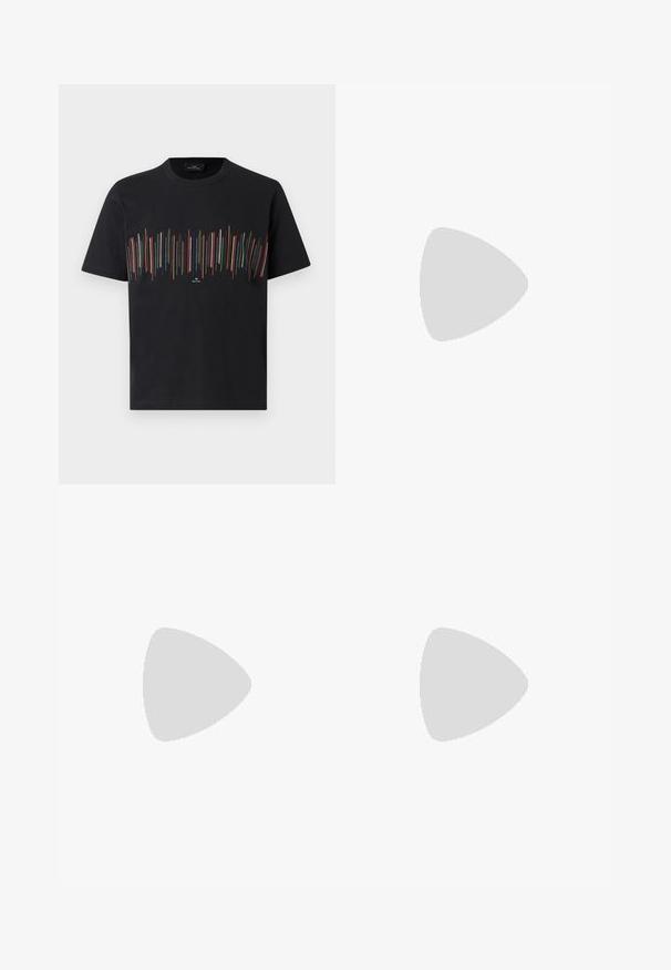 Sort T-shirt med korte ærmer og farverige lodrette striber på tværs af brystet samt lille hvid tekstlogo under mønsteret.; Lyseblå denimbukser med lige snit. Har en knaplukning, fem lommer og subtile falmede områder samt slidser ved lårene.; Mørkegrå sneakers lavet af læder og ruskind med lavt snit, med en cremefarvet gummisål og flade snørebånd.; Mørkebrun stof talje taske med diagonalt lynlåslomme og lille hvidt logo på fronten, sat mod en ensfarvet lys baggrund.