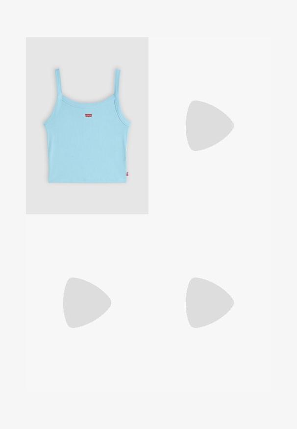 Lyseblå ribstrikket cropped tanktop med tynde stropper og små røde Levi's logoer på brystet og sidesømmen.; Lyseblå flared jeans i denim med høj talje, fem lommer, diskret falming og en klassisk syet kant. Glat tekstur, afslappet design.; Hvide canvas sneakers med en tyk hvid platformssål, rund tå og metaløjelets til snørebånd. Mærkets logo præsenteret på siden.; Par mellemstore skinnende sølv hoops øreringe med tynde metal spænder på en lys neutral baggrund.
