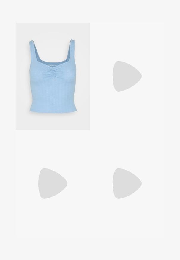 American Eagle CINCH FRONT TANK - Top - blue; BDG Urban Outfitters UTILITY SKATE - Jeans Relaxed Fit - mid vintage; Lys grå atletik sko med en overdel i mesh og syntetiske materialer, der har snørebånd, polstret krave og struktureret sål for godt greb.; Hvid taske i faux læder med en struktureret trekantet form, enkelt justerbart skulderstrop og en flaplås med kurver.