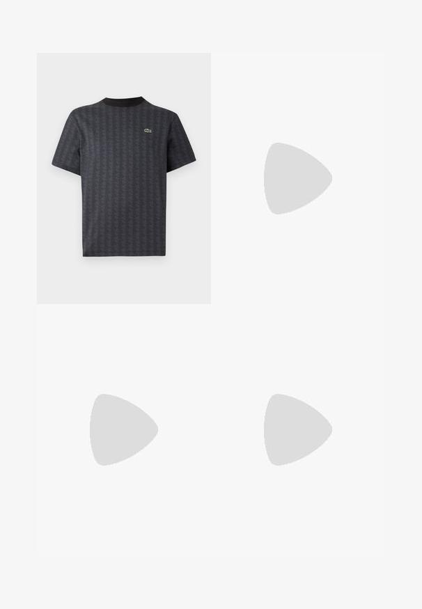 Schwarzes Kurzarm-T-Shirt mit geometrischem Muster und grünem Krokodil-Logo, mit einem einfarbigen schwarzen Rundhalsausschnitt.; Schwarze Sweatpants mit einem elastischen Bund, schmal zulaufenden Bündchen und seitlichen Cargo-Taschen. Hergestellt aus weichem Material mit einer glatten Textur.; Schwarzer Leder-Herrenschuh mit Mokassinnaht, Penny-Riemen, strukturiertem Kragen und niedrigem gestapeltem Absatz auf weißem Hintergrund.; Schwarze, strukturierte Lacoste-Umhängetasche mit verstellbarem Tragegurt, Frontklappe, Reißverschlusstasche und Metallschnallen.