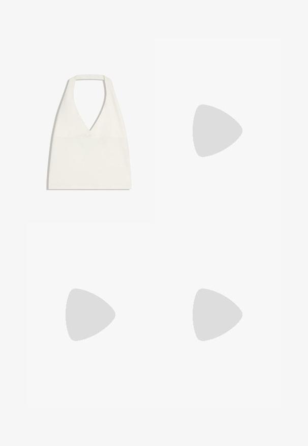 Witte haltercrop top met diepe V-halslijn en brede bandjes, plat uitgespreid op een witte achtergrond.; Witte wijde broek met elastische taille en trekkoord, voorzien van zijzakken en een ontspannen pasvorm.; Gele teenslipper met een gestructureerde zool en oranje rubberen bandjes tegen een effen lichtgrijze achtergrond.; Geweven stro tote bag met ronde gouden metalen handvatten en witte leren patch, bevestigd met vier klinknagels aan de voorkant in het midden.