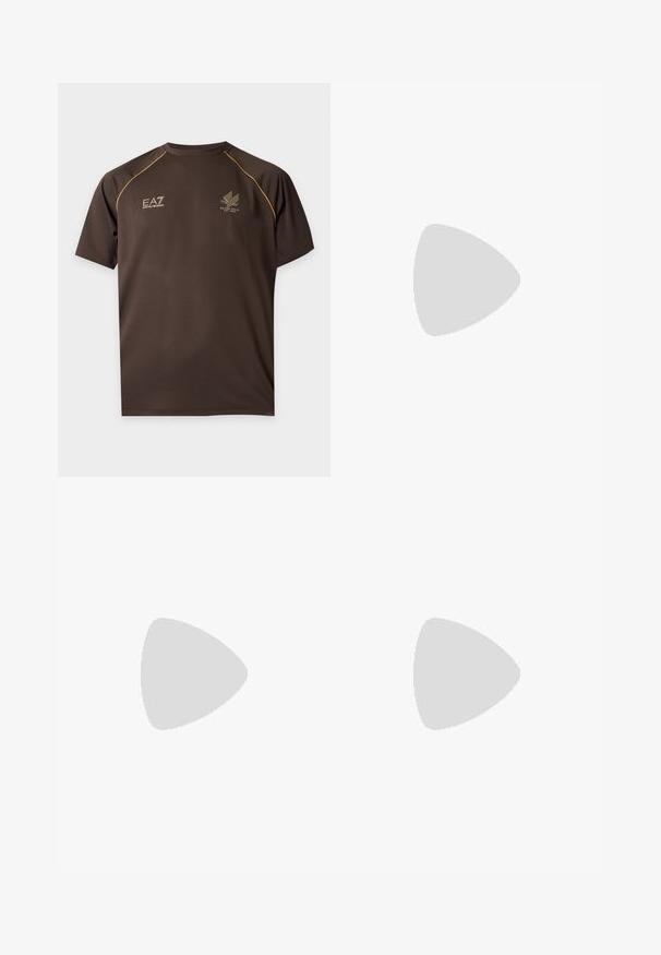 Mørkebrun kortærmet sportst-shirt med gule kanter på skuldrene, EA7 Emporio Armani logo på venstre bryst og Milano Italia-emblem på højre bryst.; Beige letvægtsbukser med en afslappet pasform, der har en elastisk talje og sidelommer. Stoffet ser tekstureret og let krøllet ud.; Hvid lavtop-sneaker med gråt hælflig, hvide snørebånd og tekstureret sål, vist på en ensfarvet lys baggrund.; Sort bæltetaske med frontlynlåslomme og sølv ørn-logo, glat stof med tekstureret kant og lynlåstræk.