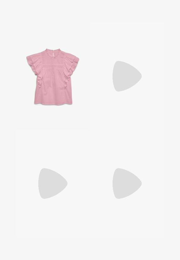 Blouse rose clair à manches courtes avec manches volantées, détails en dentelle et petit col volanté avec fermeture boutonnée au dos.; Jupe en coton blanc avec une taille froncée, ornée de découpes brodées délicates le long de l'ourlet dans un motif festonné.; Chaussure en toile rose avec semelle plate, dotée d'une sangle et d'une boucle au milieu du pied. Semelle en caoutchouc blanche au design épuré et simple.; Gants en tricot beige clair avec des poignets côtelés. Un gant présente un motif en zigzag ; l'autre est uni. Texture douce, adaptée aux temps froids.