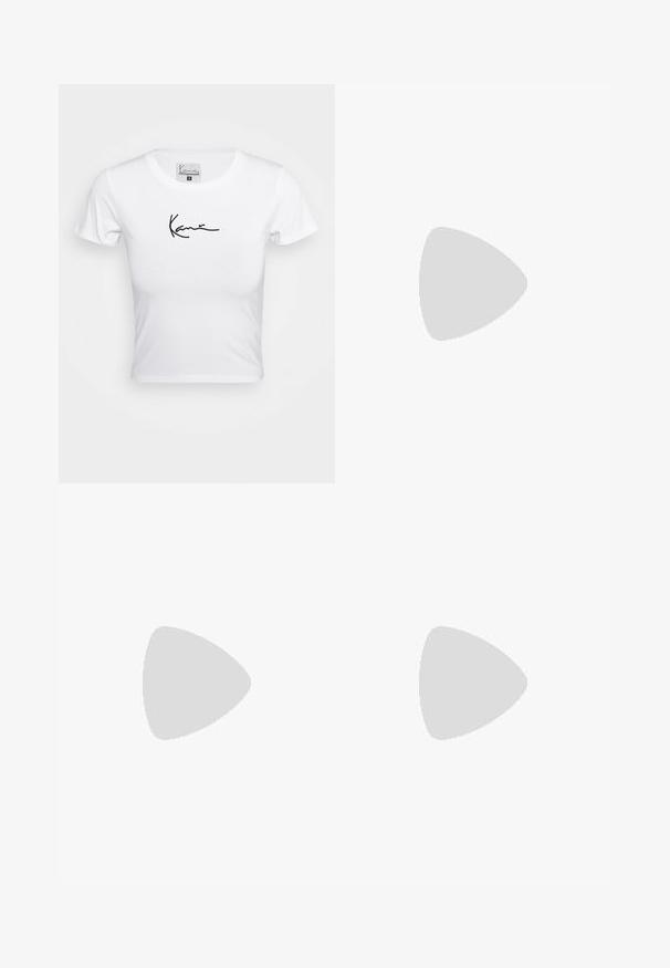 Weißes, kurzes T-Shirt mit kurzen Ärmeln aus weichem Baumwollmaterial. Es hat ein schwarzes Schriftlogo auf der Brust, einen runden Ausschnitt und eine taillierte Form.; Hochtaillierte Cargo-Jeans aus schwarzem Denim mit weit geschnittenem Design, seitlichen Taschen und subtilen Verwaschungen. Robustes Material und kontrastierender Stepp.; Weißes Leder-Sneaker mit grauen Akzenten, runde Zehenpartie, strukturierte Oberfläche, gepolsterter Kragen und kontrastierendes schwarzes Swoosh-Logo. Luftgepolsterte Sohle.; Schwarze, eckige Sonnenbrille mit grauen Gläsern; aus Kunststoff gefertigt, mit dicken Bügeln, die eine glatte Oberfläche und keine sichtbaren Beschläge haben.