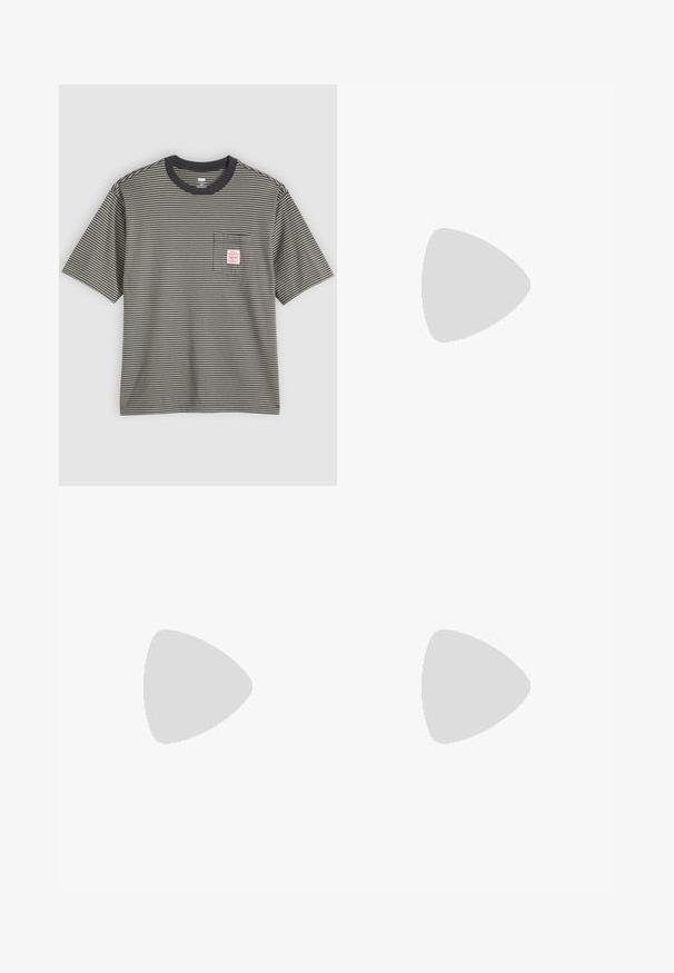 Kortærmet T-shirt med striber i grå og sort, lavet af bomuldsmateriale, har en rund halsudskæring og en lille brystlomme med et mærke.; Grå denim overaller med justerbare stropper, brystlomme foran, sidelommer og flagrende ben. Robust stof og afslappet pasform for komfort.; Sorte læder ankelstøvler med snørebånd foran, tekstureret sål og træktabs. Rund tå og robust gummisål, der forbedrer trækkraften.; Brun læderbælte med en sølv rektangulær spænde, der har et logo og stikninger, der bliver smalere mod enden.