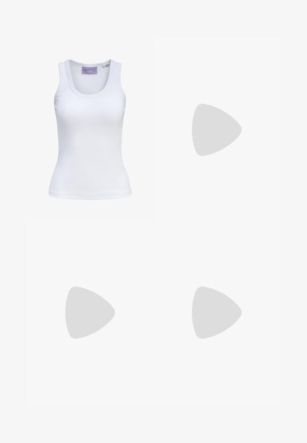 Débardeur blanc côtelé sans manches avec encolure dégagée et petite étiquette de taille à l'intérieur du col.; Jean en denim bleu clair à jambe large, avec cinq poches, un zip sur le devant et un léger délavage sur les cuisses. Finitions propres.; Ballerines beiges avec une exterior en cuir lisse, un bout en forme d'amande et une sangle élastique sur le coup de pied, avec des détails de couture subtils.; Sac à main en cuir verni marron de forme rectangulaire, avec deux longues poignées et des accents courbés subtils à l'avant.