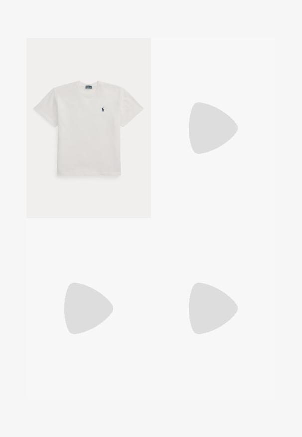 Hvid t-shirt med korte ærmer og rund hals med et lille mørkeblåt polo spiller logo på venstre bryst.; To knælange nederdele: en sort og en khaki. Begge har en elastisk talje og et flydende design med blødt, struktureret stof.; Sort spids kitten heel sko med ankelstropper og udskæringsdetaljer på siderne, vist på en ensfarvet lys baggrund.; Sort læder tote taske med en pebret tekstur, buet top, dobbelte håndtag og sølvlogo detalje på fronten. Har en aftagelig rem.