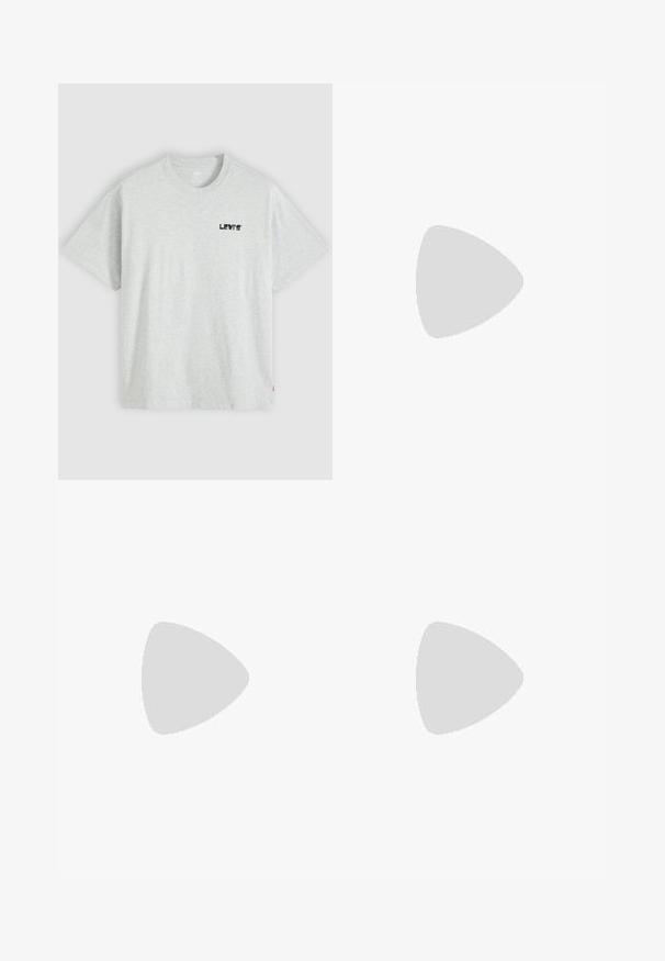 Hellgraues T-Shirt mit kurzen Ärmeln und Rundhalsausschnitt, mit kleinem schwarzem Levi's-Logo auf der linken Brustseite und einem roten Etikett am Seitenrand.; Dunkelgraue Jeans aus Denim mit schmalem Schnitt, versehen mit distressed Details und fünf Taschen. Klassisches Design mit subtiler Ausbleichung und geradem Bein.; Weißer Nike Air Force 1 Sneaker, der über einer strukturierten Betonoberfläche schwebt, mit Steinstufen im Hintergrund.; Schwarzer Ledergürtel mit silberner Metallschnalle, einem Druckknopf zur Verstellung und geprägtem Muster auf dem Leder. Gleichmäßige, glatte Textur.