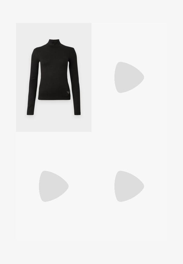 Sort langærmet tætsiddende turtleneck top med en lille trekantet logo detalje nær bunden på forsiden til højre.; Sort pencilskørt i faux læder med krokodillestruktur, som har en central guldlynlås og en glat overflade.; Sort højhælet sandal i laklæder med ankelrem. Har minimalistisk design, åben tå og spænde med rhinsten-detaljer.; Sort satin håndtaske med en buet form, der har en lynlåslukning og et trekantet logo i metal på forsiden. Glat tekstur og slankt design.