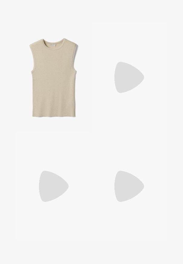 Beigefarbener, gerippter ärmelloser Pullover mit Rundhalsausschnitt und Etikett hinten am Hals.; Helle beige Midi-Rock mit geradem Schnitt und einem mittigen vorderen Schlitz. Aus einem glatten Stoff mit einem verdeckten Reißverschluss auf der Rückseite gefertigt.; Füße in hellbraunen Wildleder-Sandalen mit offenen Zehen, teilweise bedeckt von durchscheinenden, dunkelbraunen, weit geschnittenen Hosen auf weißem Hintergrund.; Beige gewebte Tragetasche mit zwei dunkelbraunen verstellbaren Lederschulterriemen und einer silbernen Schnalle an einem Riemen.