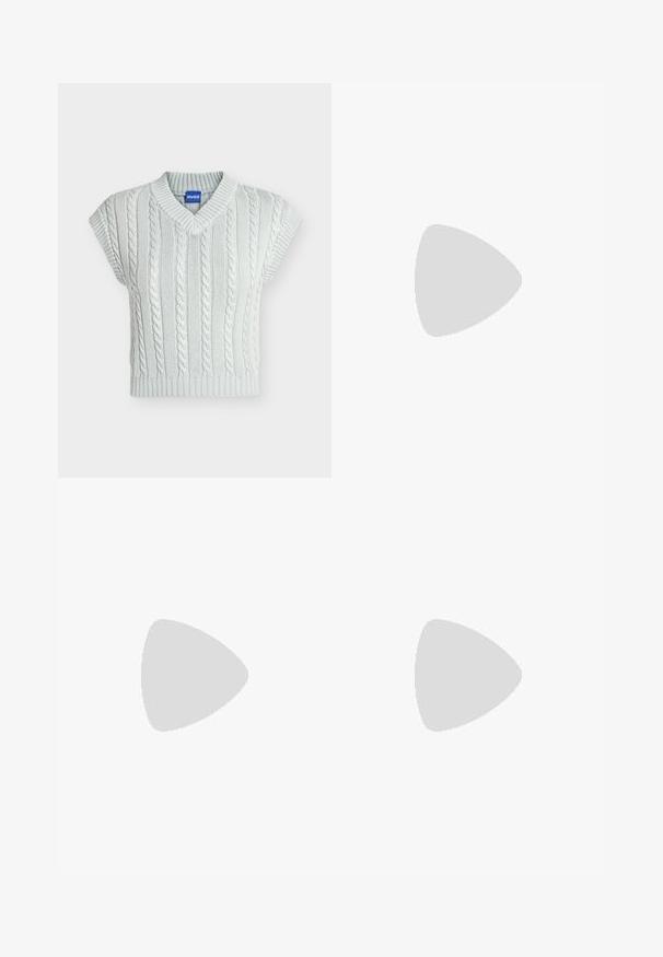 Gilet sans manches gris clair en maille torsadée avec col en V et ourlet côtelé, avec une petite étiquette bleue « HUGO » au niveau du col.; Pantalons larges plissés gris avec une taille haute, fabriqués à partir d'un tissu texturé, présentant une finition lisse et des lignes épurées.; Bateau en cuir noir avec un bout arrondi, des détails de couture, un petit accent en nœud et une semelle en caoutchouc. Texture lisse et design épuré.; Sac à épaule en cuir noir avec forme triangulaire incurvée, une seule sangle ajustable, et une couture diagonale visible à l'avant.