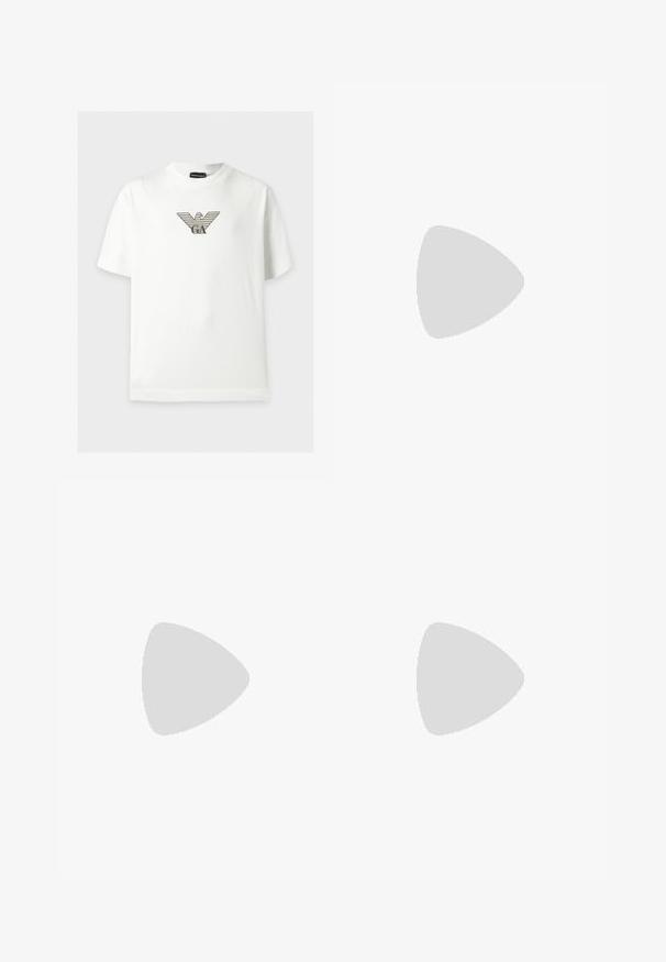 Witte T-shirt met korte mouwen, een ronde hals en een grijsgestrepen adelaarlogo in het midden van de borst.; Lichtblauwe rechte jeans met een klassieke vijf-pocketontwerp, gemaakt van denim. Voorzien van een knoopsluiting en gestikte details langs de naden.; Witte en zwarte sneakers met een glad leren bovenwerk, textuuraccenten en een chunky witte zool. Heeft een klassiek vetersluiting ontwerp.; Zwarte crossbody tas gemaakt van gestructureerd materiaal. Beschikt over een ritssluiting, een voorzak met rits en een metalen logoaccent. Inclusief verstelbare schouderband.