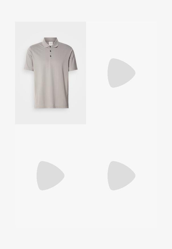 Grå kortærmet polo shirt lavet af glat stof, med en klassisk krave og tre sorte knapper. Subtil lodret ribbet mønster gennem hele skjorten.; Sorte jeans med lige ben, frontknapper, lynlås, bæltestropper og fem lommer på en lys grå baggrund.; Sort læderloafer med grå remdetalje, lav hæl og tekstureret sål, mærket med "HUGO" i guld på siden.; Sorte solbriller med rektangulære linser, mat finish, tykke stel og slanke arme med en subtil brandingdetalje.