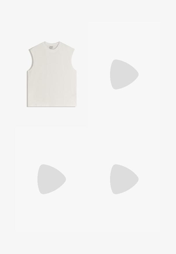 Haut en coton blanc sans manches avec encolure ronde et épaules légèrement rembourrées, posé à plat sur un fond blanc.; Jean en denim bleu clair, coupe droite, fermeture par bouton et zip à l'avant, poches avant et arrière visibles.; Mocassin en cuir noir à texture lisse, bout pointu et bande décorative sur le cou-de-pied. Semelle légère, design minimaliste.; Lunettes de soleil Ray-Ban avec des verres verts, monture en plastique noir et accents dorés sur les bords. Forme carrée avec une finition mate.