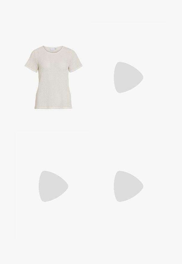 Hvid strikket T-shirt med kort ærme, der har en diamantmønstret tekstur og en rund halsudskæring. Løs pasform med et blødt, åndbart stof.; Beige linnedragt med snøre i taljen, der har en glat overflade og rundet kant. Udsmykket med små dekorative perler på snorene.; Sorte læder flade sko med rund tå, et enkelt justerbart spænde og en glat, blank overflade. Minimalistisk design med en lav hæl.; Lille sort blank håndtaske med to lange håndtag og snøre-detaljer i siden på en ensfarvet lys baggrund.