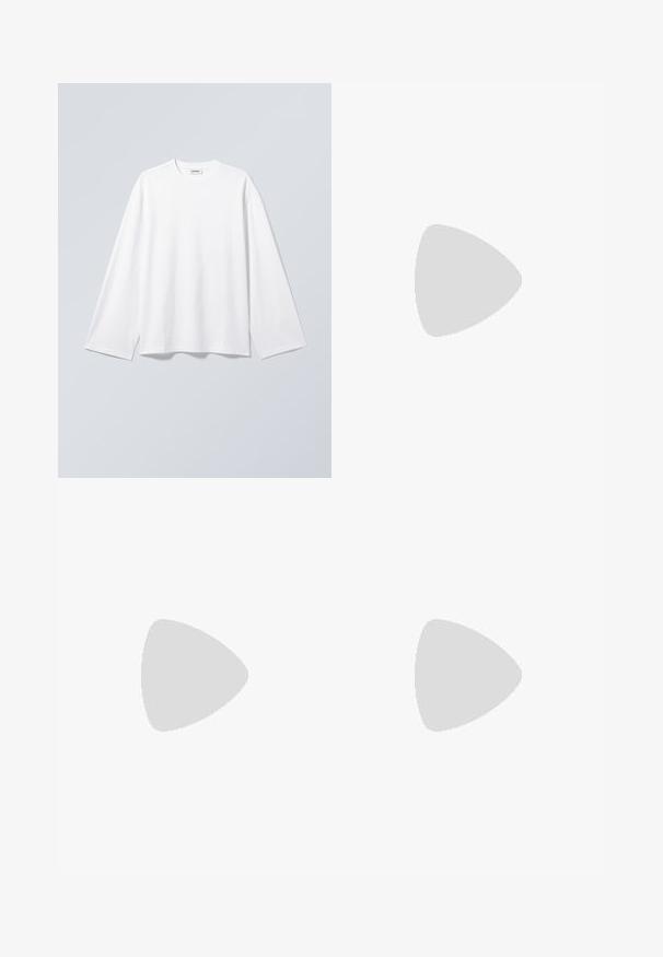 T-shirt blanc uni à manches longues avec col rond et coupe décontractée, suspendu sur un fond gris clair.; ONLY ONLWAUW MID WAIST - Jean slim - medium blue denim; Sneaker blanche avec des accents beiges, présentant un dessus texturé, un bout rond et une semelle en caoutchouc épaisse. Le design inclut le logo V iconique et le branding.; Sac cabas noir avec poche zippée à l'avant et double poignée, posé sur un fond clair uni.