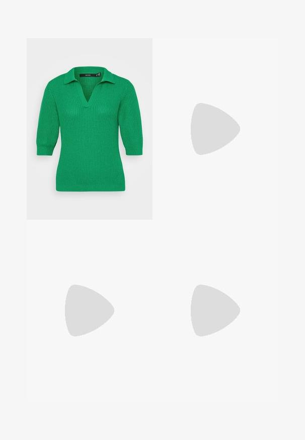 Groene gebreide pullover met een V-hals en korte mouwen. De textuur van de stof heeft een geribd patroon; voorzien van een klassieke kraag.; Zwarte wijde broek met een gladde textuur, voorzien van een knoopsluiting en voorzakken. Klassiek en veelzijdig ontwerp geschikt voor verschillende gelegenheden.; Zwarte leren platte schoen met een ronde neus, een enkele verstelbare gespsluiting en een gladde, glanzende textuur. Minimalistisch ontwerp met een lage hak.; Groene leren hobotas met een slordig ontwerp, gebogen handvat en een gladde textuur. Bevat geen zichtbare hardware of accenten.