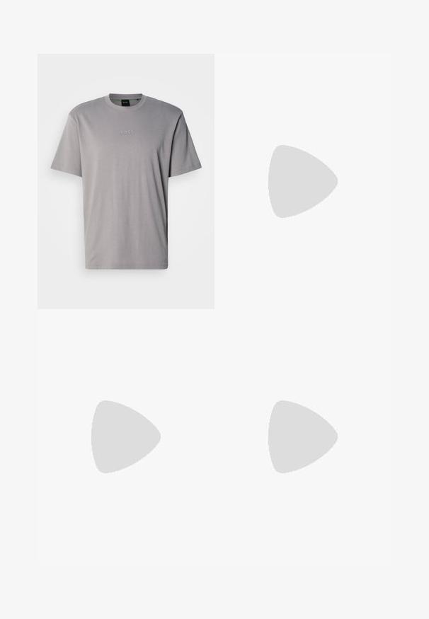 Lysegrå T-shirt med korte ærmer lavet af bomuld, med rund halsudskæring og præget "BOSS"-logo på brystet. Glat tekstur.; Beige cargo shorts med elastisk talje og snor. Har sidelommer og et glat, let stof.; Hvide sneakers med en glat læderfinish, rund tå, fire snørehuller, subtile perforeringer og en rød logo detalje på siden.; Sort crossbody taske med et struktureret stof, logo på fronten, lynlås lukning og justerbar rem. Har en glat læderkant.