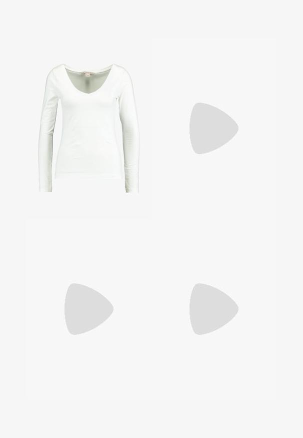 Haut à manches longues blanc avec un décolleté en V profond. Fabriqué en tissu doux, il présente une silhouette ajustée et une texture lisse. Sans motifs ni accents.; Pantalons noirs sur mesure en tissu mélangé coton, avec deux boutons à l'avant, une coupe droite et une texture lisse. Aucun motif visible.; Baskets en cuir blanc avec une semelle en caoutchouc texturée et blanc cassé. Les caractéristiques incluent des lacets, des coutures discrètes et un accent en daim gris au niveau du talon.; Boucles d'oreilles en or en forme de cerceau, présentant un design lisse et rond avec une finition brillante. Construction légère avec un fermoir sécurisé.