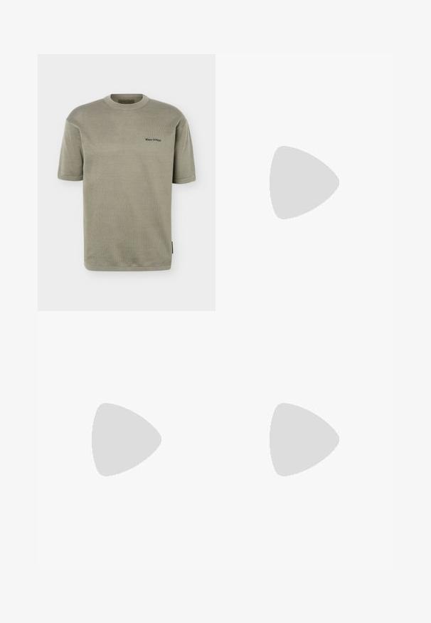 Hell olivgrünes kurzärmeliges Strick-T-Shirt mit Rundhalsausschnitt und kleinem schwarzem "Marc O'Polo"-Logo auf der linken Brust.; Hellgraue Herren-Anzugshosen mit schmal zulaufenden Beinen und einem elastischen Bund mit vorderem Kordelzug.; Schwarze Lederschuhe mit runder Zehenform, ausgestattet mit einer Schnürung, robustem schwarzen Gummisohle und einer kleinen Fersenschlaufe auf der Rückseite.; Schwarze Leder-Reisetasche mit rechteckiger Form, zwei Griffen, abnehmbarem Schulterriemen und minimalen Verzierungen.