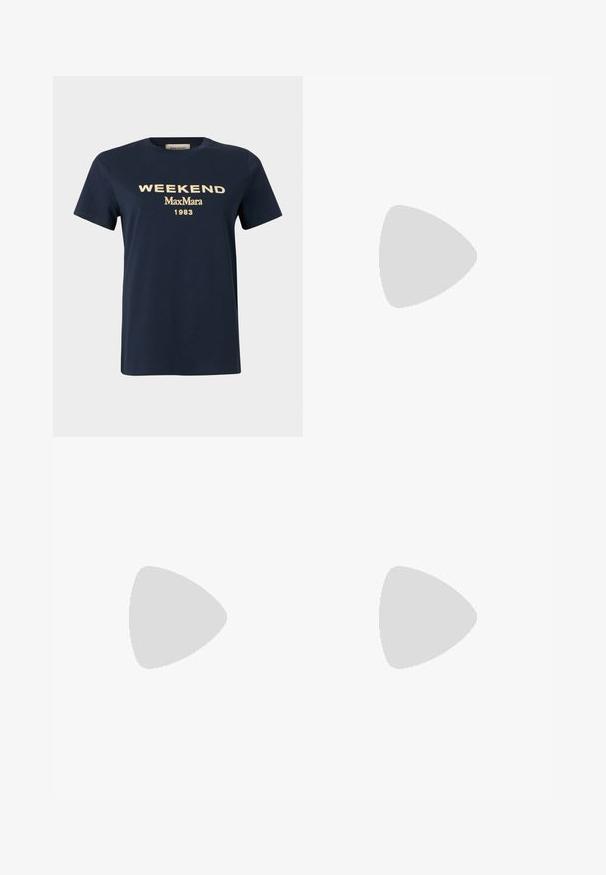 Navy blauwe T-shirt met korte mouwen met beige tekst "WEEKEND MaxMara 1983" bedrukt op de voorkant tegen een effen achtergrond.; Blauwe denim jeans met een hoge taille, wijde pijpen, klassiek vijf-pocket ontwerp en subtiele vervagingen in de stof.; Zwarte leren damesschoen met platte zool, puntige neus en lage hak, zijwaarts afgebeeld tegen een effen lichtgrijze achtergrond.; Zwarte cat-eye-zonnebril met donkere glazen en dunne pootjes, gebrandmerkt met "MAGDA BUTRYM" aan de zijkant.