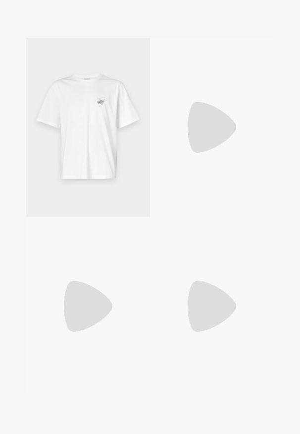 Witte t-shirt van katoen met korte mouwen, een ronde hals, en een klein grijs logo op de linker borstzijde. Soepele textuur.; Blauwe denim jeans met een hoge taille, rechte pijp, vijf zakken en contrasterende oranje stiksels. Glad textuur.; Zwarte suède sneakers met een dikke beige rubberen zool, ronde neus en zwarte veters. Heeft een witte accent op de hiel. Eenvoudig, klassiek ontwerp.; Donkerbruine gestructureerde leren crossbodytas met verstelbare riem en klein decoratief blauw accent aan de zijkant.