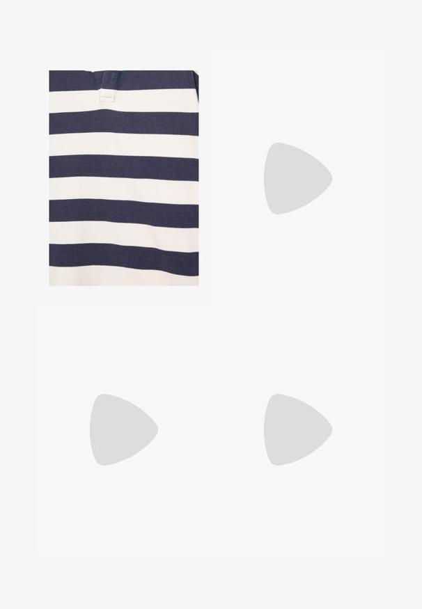 Chemise avec des rayures horizontales bleu marine et blanc, avec un col en V court présentant des détails cousus.; Jean denim droit bleu clair avec poches avant, passants de ceinture, fermeture par boutons et une boucle latérale pour outils.; Chaussure bateau en cuir marron clair avec surpiqûres sur le bout mocassin, lacets en cuir, logo Timberland et semelle en caoutchouc résistante, présentée sur fond blanc.; Lunettes de soleil Ray-Ban avec des verres verts, monture en plastique noir et accents dorés sur les bords. Forme carrée avec une finition mate.