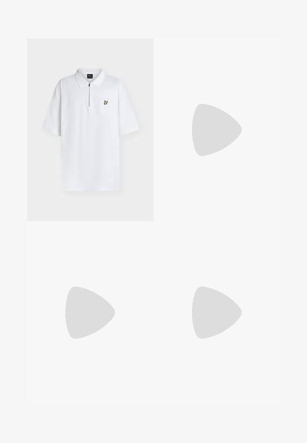 Weißes Polohemd mit kurzen Ärmeln, Kragen, Frontreißverschluss und kleinem gelben Vogel-Logo auf der linken Brust.; Lindbergh Stoffhose - black melange; Bordeauxfarbene Wildledersneaker mit beigen Akzenten, Schnürverschluss, Gummisohle und runder Zehenform. Besitzt ein minimalistisches Design und eine strukturierte Oberfläche.; Camo-print Ledergürtel in Braun, Beige und Schwarz. Verfügt über eine schwarze Metallschnalle und eine glatte Textur mit einem glänzenden Finish.