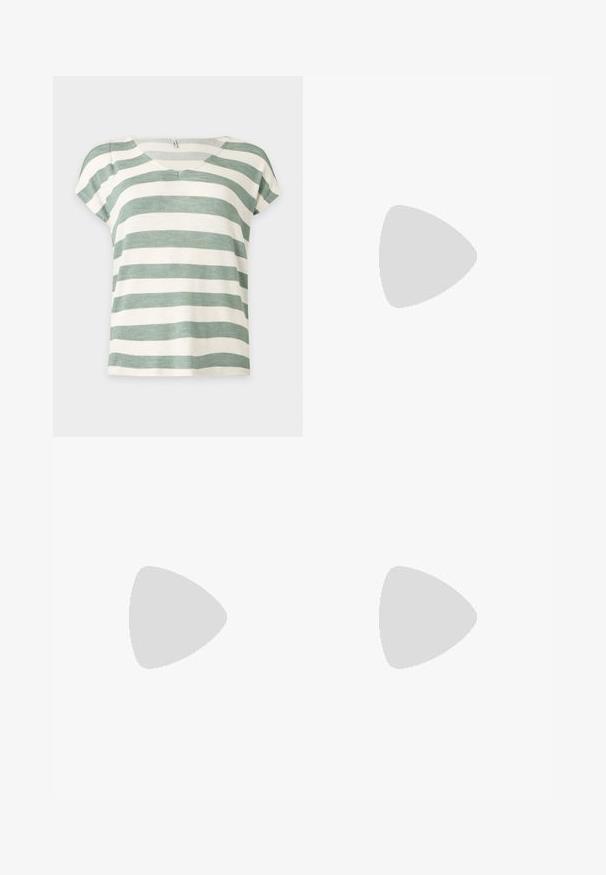 Kurzärmeliges, locker sitzendes Oberteil mit horizontalen, breiten streifen in Salbeigrün und Off-White, Rundhalsausschnitt und weichem, leichtem Stoff.; Weiße knielange Jeansshorts mit vorderem Knopf, Reißverschluss und Fünf-Taschen-Design auf neutralem Hintergrund gezeigt.; Weiße Leder-Sneaker mit einem mintgrünen Nike-Swoosh und Ferseneinsatz, strukturiertem Außensohlen und klassischem Schnürdesign.;  Gepolsterte grüne Schultertasche mit weicher Textur, rechteckiger Form, einem Trageriemen und goldfarbener Reißverschlussöffnung. Verfügt über ein gestepptes Muster.