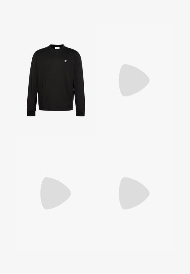 Camiseta negra de manga larga con cuello redondo, con pequeño logo blanco "cK" en el pecho izquierdo y puños acanalados.; Pantalones cortos de cargo negros confeccionados con tejido ligero. Cuenta con cierre de botón y cremallera, dos bolsillos laterales de cargo y detalles de costura.; Zapatilla deportiva de cuero blanco con acabado suave, diseño con cordones, detalle del logo en el lateral y suela de goma blanca en contraste.; Bolso bandolera negro de Calvin Klein con correa ajustable, bolsillo frontal con cremallera y logotipo sutil en superficie de piel texturizada.