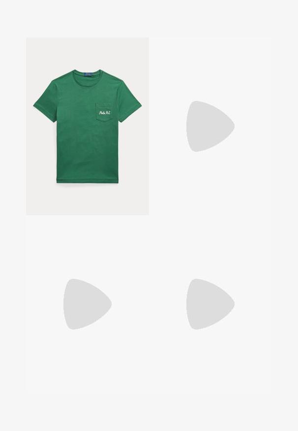 Grøn t-shirt med korte ærmer og rund halsudskæring med en brystlomme foran broderet med teksten "Polo RL".; Mørkeblå denimjeans med en slank pasform. Har fem lommer, lynlås og lukning med metal-knap. Glat tekstur med minimal falmning.; Hvid lavt sneaker med brun sål, snørebånd foran og lille guld Polo Ralph Lauren-logo på siden.; Sorte rektangulære solbriller med mørke linser og mat finish. Har et præget "POLO"-logo på stængerne og et robust rammedesign.