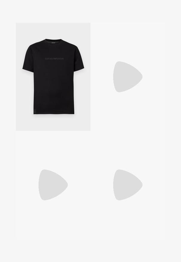 Must lühikeste varrukatega ümara kaelusega T-särk, mille rinnal on helevalgel taustal peen tumeda reljeefse Emporio Armani logo.; Mustad teksad mustast denimist, laia lõikega, kõrge taljega, viie taskuga ja nähtava nööbiga kinnitusega. Omab peent halvenemist ja sirget jala disaini.; Mustad nahast loafers ümarate varvastega, millel on kuldne riistvaraline aksessuaar ja tikandite detail, paigutatud madalale, tekstureeritud kummist tallale.; Ristkülikukujuline tumedat halli tekstuurse pinnaga õlakott, hõbedase logoga, tõmblukuga ja musta reguleeritava rihmaga metallklambriga.