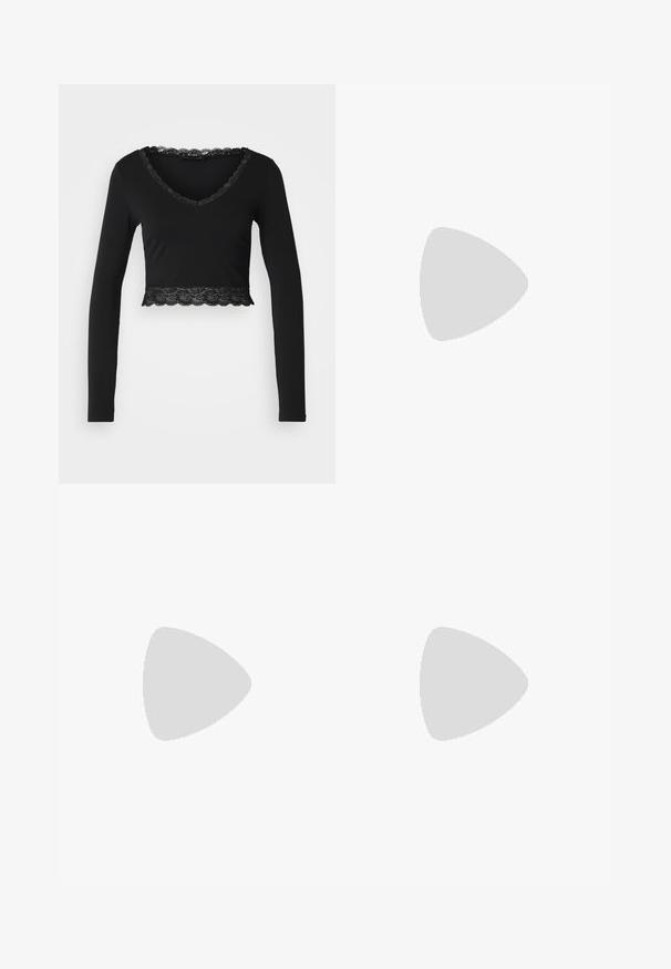 Sort langærmet crop top med V-hals, med en bølget blonderkant omkring halsen og ved kanten. Blødt, strækbart stof.; Sorte slim-fit bukser med knaplukning, bæltestropper og frontlommer, vist mod en ensfarvet lys baggrund.; Sort højhælet sandal med en slank ankelrem og to forreste bånd. Lavet af glat læder med en slank spids tå og stilettohæl.; Lyseblå clutchtaske med plisseret design. Har en rektangulær form, kædestrop og en glat tekstur med en central accent.
