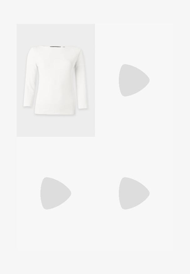 Witte geribde gebreide top met lange mouwen, een brede ronde hals en een aansluitend silhouet.; Zwarte wijde broek met hoge taille en ceintuurlussen, afgebeeld tegen een witte achtergrond.; Zwarte leren slingback schoen met een ronde neus, met een glanzende voorkant en een gouden accent op de band, bevestigd met een kleine blokhak.; Zwarte leren handtas met gouden gesp en klinknagel details, korte handvatten en een verstelbare schouderriem op een effen witte achtergrond.
