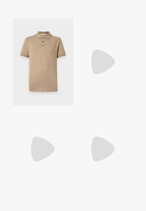 Polo beige à manches courtes avec trois boutons, un col et un marquage subtil "Tiger of Sweden" sur la poitrine et l’étiquette intérieure.; Pantalon slim beige avec passants de ceinture et fermeture éclair à l'avant, présenté sur un fond neutre.; Baskets basses beiges en daim avec fermeture lacée et semelle épaisse en caoutchouc, vues de profil sur fond blanc uni.; Ceinture en cuir marron avec boucle rectangulaire dorée, roulée sur un fond blanc uni.