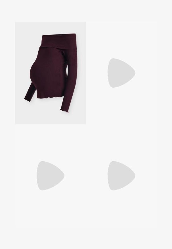 Mørkelilla ribbet off-shoulder langærmet graviditetstop med foldet halsudskæring og bølgede kanter på ærmer og kant.; Sorte vide bukser i en tekstureret stofkvalitet, med elastisk talje og et aftageligt bånd i taljen for justerbar pasform.; Sorte flade sko lavet af læder med spidse tæer, justerbar rem med metalspænde, glat tekstur og minimalistisk design.; Mørkebrun læder skuldertaske med flettet håndtag og synlige sømdetaljer på forsiden.