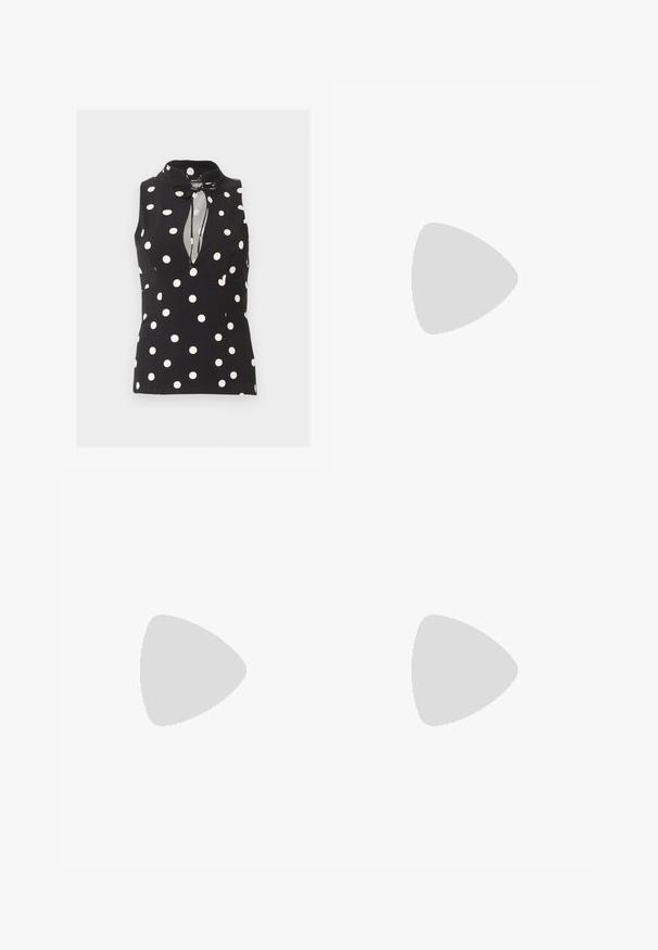 Top noir sans manches à pois blancs, col montant et décolleté goutte à l'avant noué avec un nœud en cordon noir.; Jupe mini plissée noire en tissu lisse. Dotée d'une taille ajustée et de détails de couture subtils le long des plis pour apporter de la texture.; Sandale à talon haut en cuir verni noir avec un bout ouvert, une seule lanière à l'avant et une lanière de cheville ajustable.; Petit sac à main noir brillant avec deux longues anses et des détails à cordon sur les côtés sur un fond clair uni.