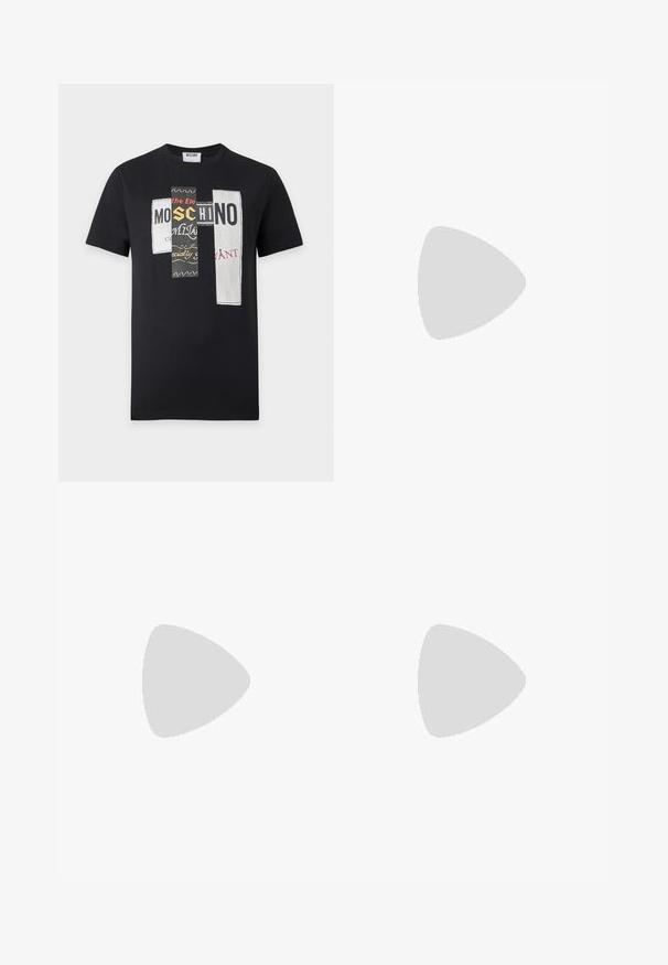 Sort T-shirt med korte ærmer med tre rektangulære mærker foran, med blandet tekst og grafisk design i hvid, sort, gul og rød.; Svarte bomuldsbukser med lige ben-design, der har en frontknaplukning, to sidelommer og et lille mærke på linningen.; Sort lavtop sneaker med hvide snørebånd og fed hvid "MOSCHINO" tekst, der vikler sig rundt om hælen og siden.; Sort Moschino crossbody-taske med guldlogo og justerbar sort rem på ensfarvet hvid baggrund.