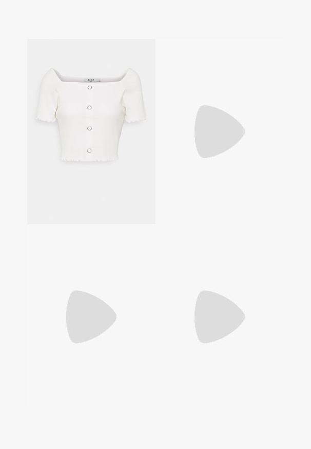 NA-KD BABYLOCK RUFFLE TOP - Camiseta estampada - white; Pantalones negros de pierna ancha hechos de una tela suave, con pliegues frontales y una cintura alta, que garantizan una silueta fluida.; Zapatilla de correr Nike en beige y plateado con detalles de malla y cordones flotando sobre escalones de cemento.; Bolso bandolera negro con lunares blancos, múltiples bolsillos frontales, cremallera y una correa ajustable sobre un fondo liso.