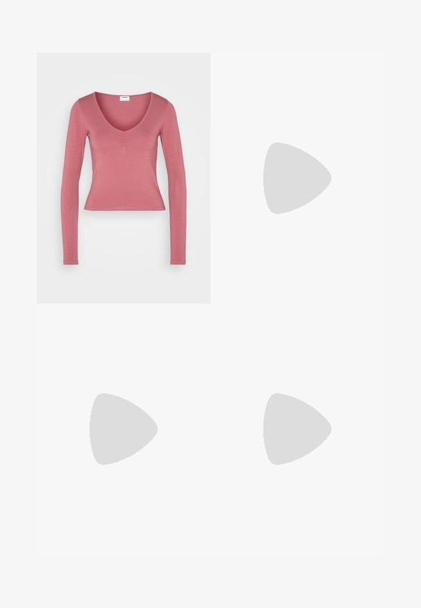 Cotton On LOLA ROUCHED FRONT LONG SLEEVE TOP - Μπλούζα με μακριά μανίκια - soft berry; Φαρδιά μαύρα τζιν από denim με χαλκόχρωμες καρφίτσες, πέντε τσέπες και κλείσιμο με κουμπί. Απαλή, ανθεκτική υφή, με ίσια κοπή από τη μέση έως το τελείωμα.; Μαύρο δερμάτινο μοκασίνι με χοντρή ραβδωτή σόλα, ραφή στο πάνω μέρος, λεπτομέρεια λουριού στο επάνω μέρος και θηλιά στο τακούνι, εμφανίζεται σε πλαϊνή όψη.; Μαύρη υφασμάτινη τσάντα ώμου με μαλακή υφή, στρογγυλή μορφή και έναν μόνο ιμάντα. Μινιμαλιστικός σχεδιασμός χωρίς ορατό υλικό ή αξεσουάρ.