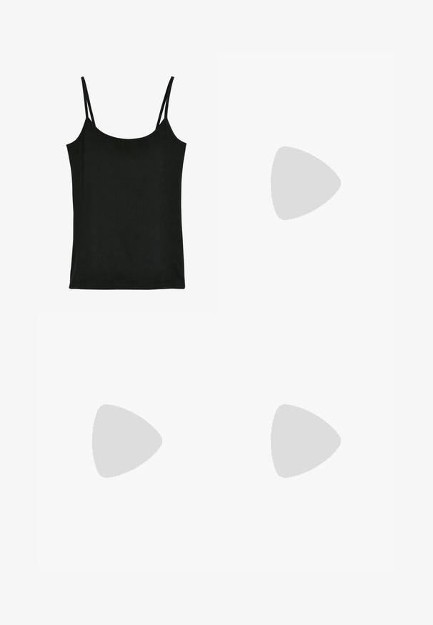Zwarte tanktop met dunne bandjes, gemaakt van een gladde, lichte stof. Heeft een ronde halslijn en een rechte zoom.; Zwarte, losse broek met een elastische tailleband en verstelbaar trekkoord; heeft twee voorke pockets en een gladde textuur.; Zwarte leren open teen muiltjes met een brede voorkant en een stevige, hoge plateauhak met een gladde textuur. Zijaanzicht weergegeven.; Donkerbruine glanzende leren schoudertas met een enkele brede riem en gespsdetail aan één kant, tegen een effen lichte achtergrond.