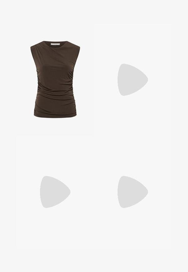 Ærmeløs mørkebrun top med asymmetrisk udskæring og sammentrukne stofdetaljer på siderne og taljen.; Brun imitation læder blyantskirt med slangeskinds mønster, der har en gylden oval spænde og en tætsiddende silhuet. Glat tekstur og knælang.; Sort laklæder højt hælet mule med åben tå og dekorative sølvcharme inklusive en blomst og hængelås på frontstroppen.; Katteøjne solbriller med sort plastikramme, guld-detaljerede hjørner og gradient linser fra mørk til lys lilla. Glat tekstur, letvægtsdesign.