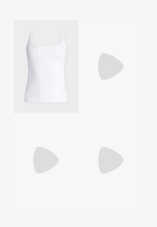 Witte geribbelde gebreide tanktop met dunne bandjes en een licht gegolfde halslijn, afgebeeld op een effen lichte achtergrond.; Zwarte op maat gemaakte shorts met plooien, voorzien van een slanke zwarte riem met een gouden gesp. Gemaakt van een soepele stof, die een verfijnde uitstraling biedt.; Even&Odd by Zalando Slingback ballerina´s - black; Zwart-wit handtas met slangenhuidpatroon, voorzien van twee handvaten, een trekkoordsluiting en een afneembare schouderriem. Hanteert een gladde textuur.