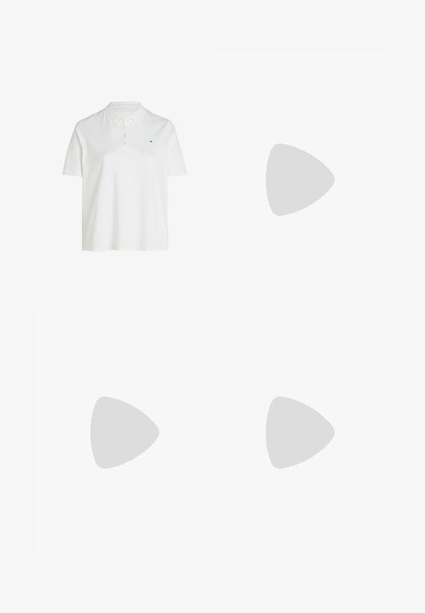 Witte polo met korte mouwen, kraag en vier knopen, met een klein logo op de linkerborst.; Dunne blauwe spijkerbroek van denim met een vervaagde afwerking. Beschikt over een vijf-pocket ontwerp en een knoopsluiting bij de taille.; Grijze Nike Air Force 1 sneaker met geperforeerde neus, glad leren bovenwerk, dikke zool en verhoogde 'AIR' details op de hiel.; Ronde zonnebrillen met metallic gouden monturen en donkergroene lenzen. De armen hebben een schildpadmotief voor extra detail.