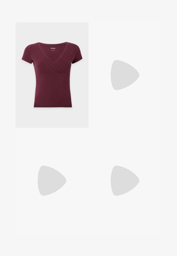 Korteærmet bordeauxrød dametop med V-hals og slå-om-design samt figursyet talje, størrelse small fra Hollister på hvid baggrund.; Sorte jeans med høj talje og vide ben, med knap- og lynlåslukning, synlige forlommer, lagt fladt på en hvid baggrund.; Sort balletflade med en blank patentfinish og en kontrasterende sort ruskinds sløjfe på tåen. Flad sål. Minimalistisk design.; Brun faux læder skuldertaske med buet form, minimal syning og en guldtonet hardwaredetalje. Har en top lynlåslukning og justerbar rem.