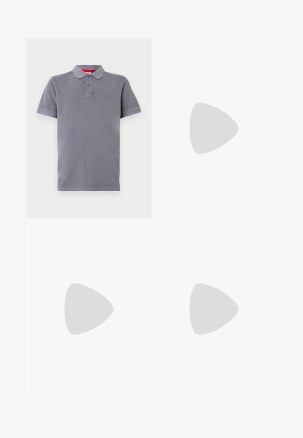 Grijze polo met een zachte textuur, een sluiting met drie knopen, korte mouwen en een subtiele logo op de borst. Versterkt met een rode binnenkraag.; Beige katoenen broek met een rechte pijp, voorzien van voorzakken en een klassieke knoopsluiting. Soepele textuur met subtiele vervaging.; Witte lage leren sneaker met veters, platte zool en klein gouden "BOSS" logo aan de zijkant, gezien vanaf de buitenkant.; Lichtbruine suède riem met zilveren metalen gesp, opgerold en geplaatst op een wit oppervlak.
