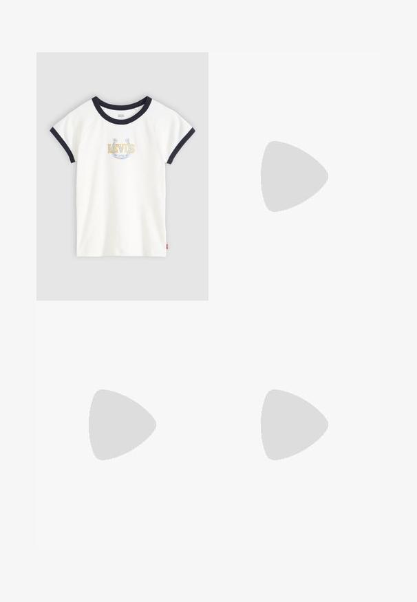 Hvid T-shirt med korte ærmer og marineblå ribkant. Har "LEVI'S" i gul og marineblå broderi samt et smilende logo-design. Blødt bomuldsstof.; Blå højtaljede kvindejeans med frontknap og lynlåslukning, bæltestropper og fem-pockets design, flad på hvid baggrund.; Sorte Mary Jane-sko i læder med spids tå, lille blokhæl og justerbar rem med sølvspænde. Glat, blank tekstur.; Sort faux læder håndtaske med quiltet diagonal mønster, sølvfarvet cirkulært logo og en blanding af kæde- og skulderremme. Lynlås lukning.
