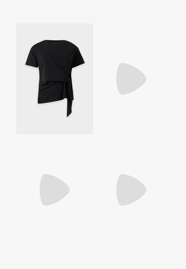Haut noir à manches courtes avec encolure ronde et détail noué asymétrique sur le côté, suspendu sur un fond clair uni.; ONLY Tall ONLJUICY WIDE LEG - Wide Leg - medium grey denim; Even&Odd Ballerines à brides arrière - black; Petit sac à main noir brillant avec deux longues anses et des détails à cordon sur les côtés sur un fond clair uni.