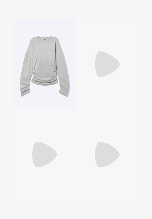 Lysegrå langærmet t-shirt med rund hals, afslappet pasform og let rynkning i bunden, mærket "Weekday" på indersiden af kraven.; Lysgrå, flagrende jeans lavet af blødt bomuldsdenim, med knaplukning, fem-lomme-design og subtilt slid for tekstur.; Sorte ankelstøvler i glat læder med spids tå og en kort, tynd hæl. Har et sømløst design og subtile stikninger.; Sort læder skuldertaske med dobbelte stropper fastgjort med gyldne ringe og nitter, glat og let skinnende overflade, enkelt design.