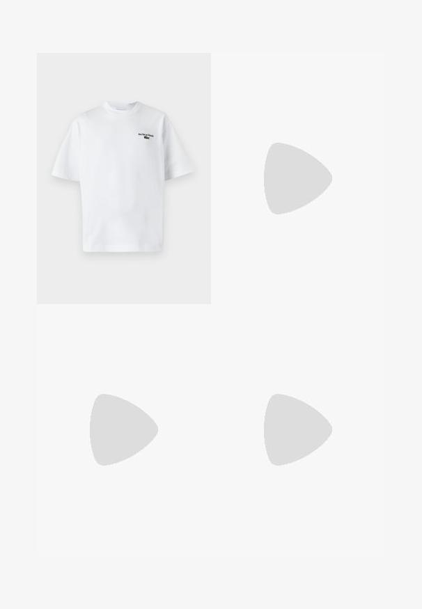 Camiseta de algodón blanca con mangas cortas, que presenta el texto "Jeu Set et Match" y un pequeño logo verde en el lado izquierdo del pecho. Corte clásico.; Pantalones de chándal negros con cintura elástica, puños ajustados y bolsillos laterales tipo cargo. Fabricados con material suave y textura lisa.; Zapatilla deportiva negra con paneles de malla, suela texturizada, cordones y una silueta curvada con acentos plateados en los laterales.; Bolso de hombro Lacoste negro con forma curva, correa ajustable y logo de cocodrilo blanco en relieve sobre el nombre de la marca en la parte delantera.